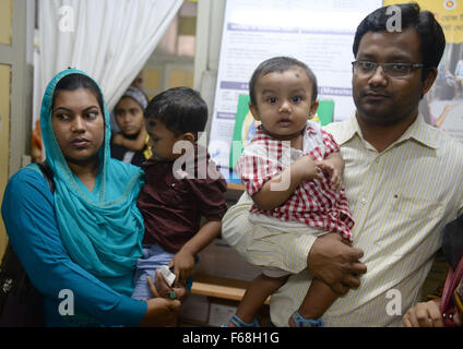 Dhaka, Bangladesh. 14Th Nov, 2015. Les parents attendent pour les capsules de vitamine A pour leurs enfants au cours d'une campagne de vitamine A à Dhaka Medical College Hospital à Dhaka, Bangladesh, le 14 novembre 2015. © Shariful Islam/Xinhua/Alamy Live News Banque D'Images