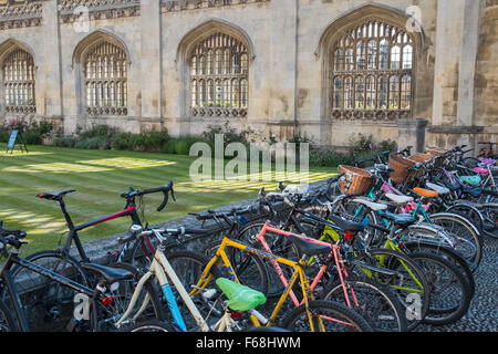 Des vélos aux étudiants parqués en dehors de Kings College, Université de Cambridge, Cambridge, Angleterre, Royaume-Uni Banque D'Images