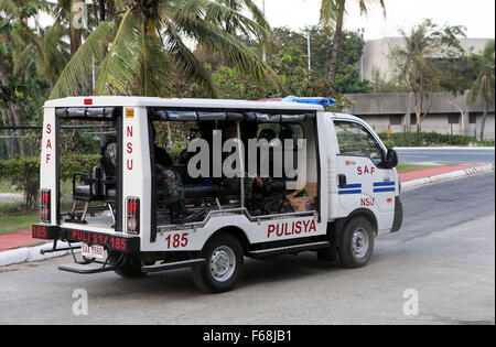 Manille, Philippines. 14Th Nov, 2015. Les policiers patrouillent près du lieu de la Coopération économique Asie-Pacifique (APEC) Réunion des dirigeants en Manille, Philippines, le 14 novembre 2015. Mesures de sécurité à Manille, en particulier autour de la Coopération économique Asie-Pacifique (APEC), les lieux de réunion des dirigeants ont été resserrées le samedi à la suite des attentats terroristes à Paris qui a tué au moins 153 personnes. © Li Peng/Xinhua/Alamy Live News Banque D'Images