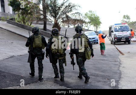 Manille, Philippines. 14Th Nov, 2015. Les policiers patrouillent près du lieu de la Coopération économique Asie-Pacifique (APEC) Réunion des dirigeants en Manille, Philippines, le 14 novembre 2015. Mesures de sécurité à Manille, en particulier autour de la Coopération économique Asie-Pacifique (APEC), les lieux de réunion des dirigeants ont été resserrées le samedi à la suite des attentats terroristes à Paris qui a tué au moins 153 personnes. © Li Peng/Xinhua/Alamy Live News Banque D'Images