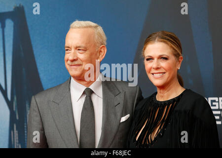 Berlin, Allemagne. 13 novembre, 2015. Cinéma ZOO Palast, Berlin, Allemagne. Novembre 13th, 2015. Tom Hanks et sa femme Rita Wilson assister à 'Bridge' film d'espions dans premiere cinéma ZOO Palast à Berlin, Allemagne. Credit : Piotr Zajac/Alamy Live News Banque D'Images