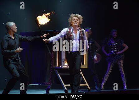 Magicien néerlandais Hans Klok joue sur la scène lors de son nouveau spectacle 'La nouvelle' Houdini au Théâtre Capitol, à Duesseldorf, Allemagne, 13 novembre 2015. Photo : Horst Ossinger/dpa Banque D'Images
