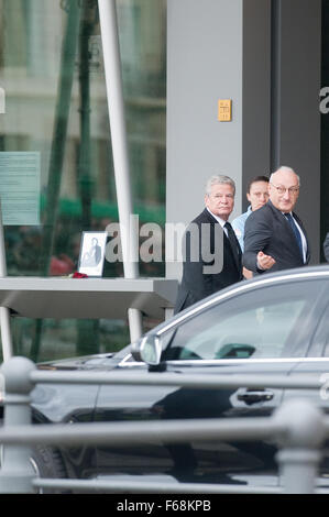 Berlin, Allemagne. 14Th Nov, 2015. Le Président allemand Joachim Gauck (l) et l'ambassadeur de France, Philippe Etienne, hug à l'extérieur de l'ambassade de France à Berlin, Allemagne, 14 novembre 2015. Au moins 120 personnes ont été tuées dans une série d'attaques terroristes à Paris. PHOTO : KLAUS-DIETMAR GABBERT/DPA/Alamy Live News Banque D'Images