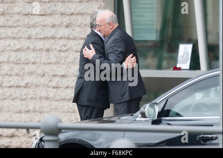 Berlin, Allemagne. 14Th Nov, 2015. Le Président allemand Joachim Gauck (l) et l'ambassadeur de France, Philippe Etienne, hug à l'extérieur de l'ambassade de France à Berlin, Allemagne, 14 novembre 2015. Au moins 120 personnes ont été tuées dans une série d'attaques terroristes à Paris. PHOTO : KLAUS-DIETMAR GABBERT/DPA/Alamy Live News Banque D'Images