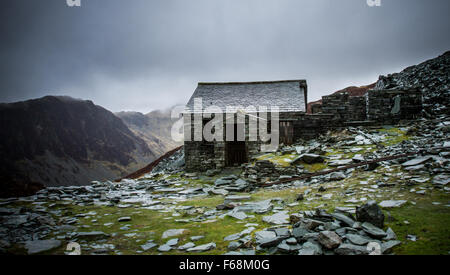 Dubs hut bothy sur fleetwith pike donnant sur les meules à la lande dans le parc national de lake district Banque D'Images