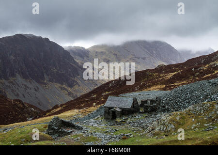 Dubs hut bothy sur fleetwith pike donnant sur les meules à la lande dans le parc national de lake district Banque D'Images