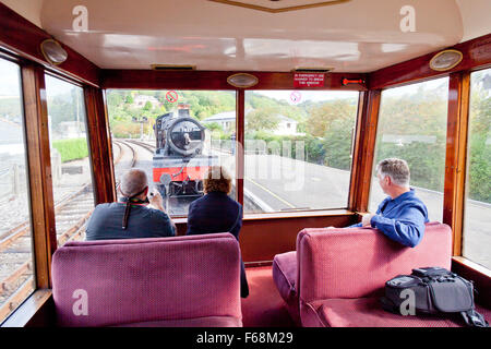 Locomotive 7827 Lydham "Manor" approche de son train à Kingswear sur le train à vapeur de Paignton - Dartmouth, Devon, UK Banque D'Images