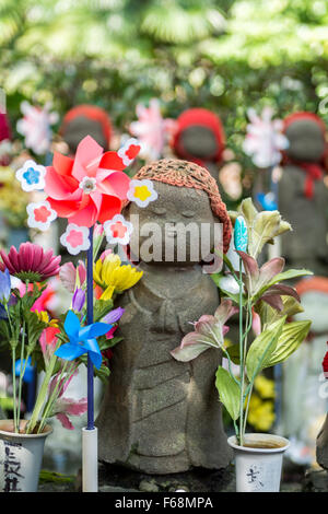 Des statues à l'extérieur de Temple Zojo ji moine Shrine à Tokyo Banque D'Images