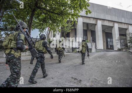 Manille, Philippines. 14Th Nov, 2015. La patrouille de police spécial près du lieu de la Coopération économique Asie-Pacifique (APEC) Réunion des dirigeants en Manille, Philippines, le 14 novembre 2015. Mesures de sécurité à Manille, en particulier autour de la Coopération économique Asie-Pacifique (APEC), les lieux de réunion des dirigeants ont été resserrées le samedi à la suite des attentats terroristes à Paris qui a tué au moins 153 personnes. © Lui Siu Wai/Xinhua/Alamy Live News Banque D'Images