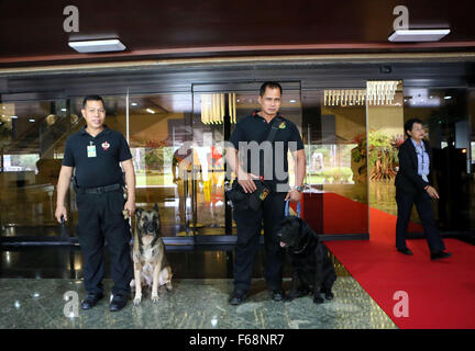 Manille, Philippines. 14Th Nov, 2015. Policiers utilisant des chiens pour vérifier le lieu de la Coopération économique Asie-Pacifique (APEC) Réunion des dirigeants en Manille, Philippines, le 14 novembre 2015. Mesures de sécurité à Manille, en particulier autour de la Coopération économique Asie-Pacifique (APEC), les lieux de réunion des dirigeants ont été resserrées le samedi à la suite des attentats terroristes à Paris qui a tué au moins 153 personnes. © Li Peng/Xinhua/Alamy Live News Banque D'Images