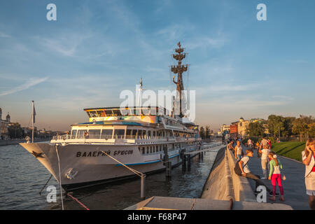 Moscou, Russie - 29 septembre 2015 : Krymskaya remblai sur Moscou à la rivière. Valery Bryusov navire. Les gens à pied dans l'e Banque D'Images