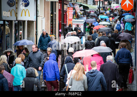 Nottingham, Royaume-Uni. 14 novembre, 2015. Une pluie torrentielle à travers l'East Midlands shoppers,dans le centre de Nottingham City brave la pluie. Dire du prévisionniste la pluie est à poursuivre pour la plupart de la fin de semaine. Credit : IFIMAGE/Alamy Live News Banque D'Images