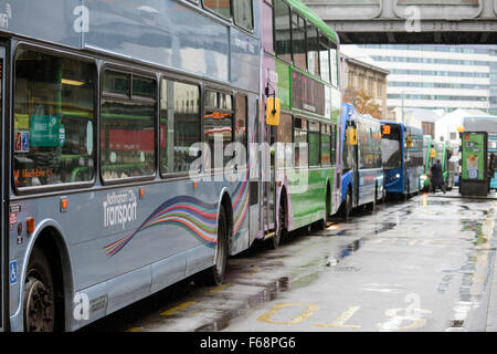 Nottingham, Royaume-Uni. 14 novembre, 2015. Une pluie torrentielle à travers l'East Midlands shoppers,dans le centre de Nottingham City brave la pluie. Dire du prévisionniste la pluie est à poursuivre pour la plupart de la fin de semaine. Credit : IFIMAGE/Alamy Live News Banque D'Images