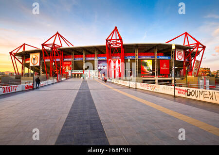 Karaiskakis stadium - stade de football de l'Olympiacos FC situé dans le Pirée comme vu du métro de Neo Faliro Banque D'Images