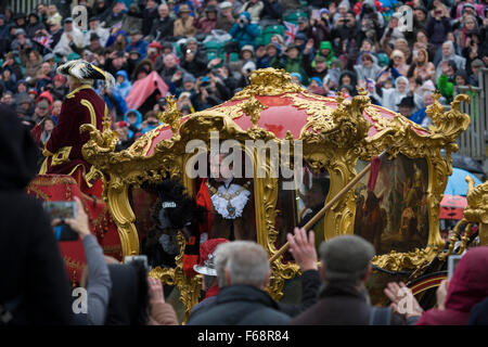 Londres, Royaume-Uni. 14 novembre, 2015. Le nouveau maire de Jeffrey Mountevans à travers les rues de la ville de Londres, la capitale antique du quartier financier fondée par les romains au 1er siècle. C'est le 800e anniversaire du concours et les 250 ans de l'État visite guidée à cheval entraîneur sera tirée à travers les rues médiévales avec le maire nouvellement élu, avec 7 000 autres. Cette première a eu lieu en 1215, faisant de lui la plus ancienne et la plus longue procession civile dans le monde qui a survécu à la fois la peste bubonique et le Blitz. Richard Baker / Alamy Live News Banque D'Images