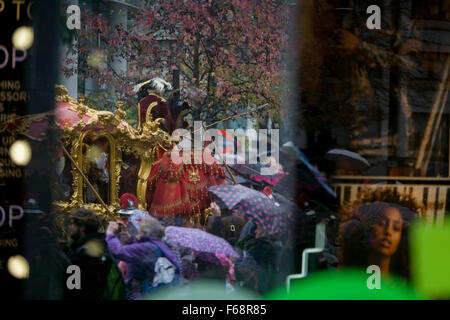 Londres, Royaume-Uni. 14 novembre, 2015. Vu à travers une vitrine, le nouveau Maire de Jeffrey Mountevans à travers les rues de la ville de Londres, la capitale antique du quartier financier fondée par les romains au 1er siècle. C'est le 800e anniversaire du concours et les 250 ans de l'État visite guidée à cheval entraîneur sera tirée à travers les rues médiévales avec le maire nouvellement élu, avec 7 000 autres. Cette première a eu lieu en 1215, faisant de lui la plus ancienne et la plus longue procession civile dans le monde qui a survécu à la fois la peste bubonique et le Blitz. Richard Baker / Alamy Live News Banque D'Images