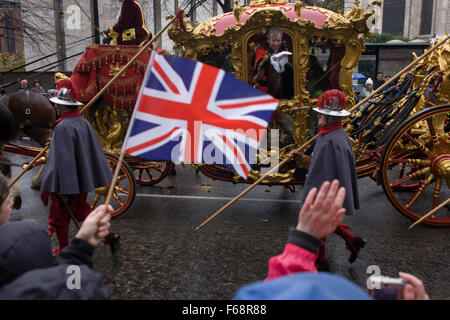 Londres, Royaume-Uni. 14 novembre, 2015. Le nouveau maire de Jeffrey Mountevans à travers les rues de la ville de Londres, la capitale antique du quartier financier fondée par les romains au 1er siècle. C'est le 800e anniversaire du concours et les 250 ans de l'État visite guidée à cheval entraîneur sera tirée à travers les rues médiévales avec le maire nouvellement élu, avec 7 000 autres. Cette première a eu lieu en 1215, faisant de lui la plus ancienne et la plus longue procession civile dans le monde qui a survécu à la fois la peste bubonique et le Blitz. Richard Baker / Alamy Live News Banque D'Images