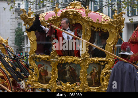 Londres, Royaume-Uni. 14 novembre, 2015. Le nouveau maire de Jeffrey Mountevans à travers les rues de la ville de Londres, la capitale antique du quartier financier fondée par les romains au 1er siècle. C'est le 800e anniversaire du concours et les 250 ans de l'État visite guidée à cheval entraîneur sera tirée à travers les rues médiévales avec le maire nouvellement élu, avec 7 000 autres. Cette première a eu lieu en 1215, faisant de lui la plus ancienne et la plus longue procession civile dans le monde qui a survécu à la fois la peste bubonique et le Blitz. Richard Baker / Alamy Live News Banque D'Images