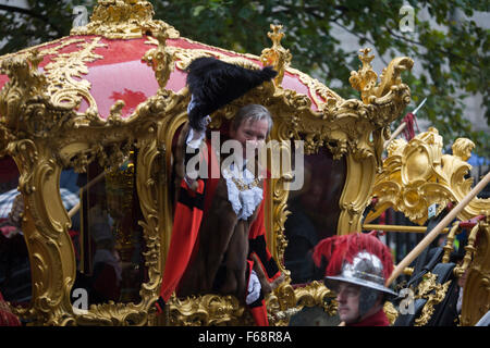 Londres, Royaume-Uni. 14 novembre, 2015. Le nouveau maire de Jeffrey Mountevans à travers les rues de la ville de Londres, la capitale antique du quartier financier fondée par les romains au 1er siècle. C'est le 800e anniversaire du concours et les 250 ans de l'État visite guidée à cheval entraîneur sera tirée à travers les rues médiévales avec le maire nouvellement élu, avec 7 000 autres. Cette première a eu lieu en 1215, faisant de lui la plus ancienne et la plus longue procession civile dans le monde qui a survécu à la fois la peste bubonique et le Blitz. Richard Baker / Alamy Live News Banque D'Images