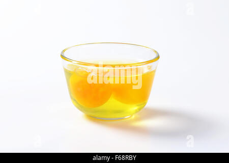 Blancs d'oeufs frais et d'oeufs au bol en verre Banque D'Images