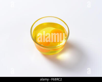 Blancs d'oeufs frais et d'oeufs au bol en verre Banque D'Images