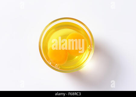 Blancs d'oeufs frais et d'oeufs au bol en verre Banque D'Images