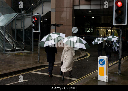 Londres, Royaume-Uni. 14 novembre, 2015. Dignitaires devant le Seigneur à la City de Londres, le quartier financier de l'ancienne capitale fondée par les romains au 1er siècle. C'est le 800e anniversaire du concours et les 250 ans de l'État visite guidée à cheval entraîneur sera tirée à travers les rues médiévales avec le maire nouvellement élu, avec 7 000 autres. Cette première a eu lieu en 1215, faisant de lui la plus ancienne et la plus longue procession civile dans le monde qui a survécu à la fois la peste bubonique et le Blitz. Richard Baker / Alamy Live News Banque D'Images