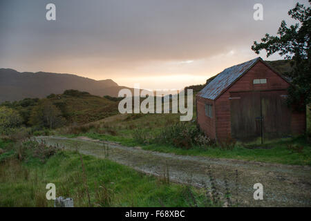 Coucher du soleil autour de Loch Morar avec une vue typique des Highlands d'Ecosse, Royaume-Uni Banque D'Images