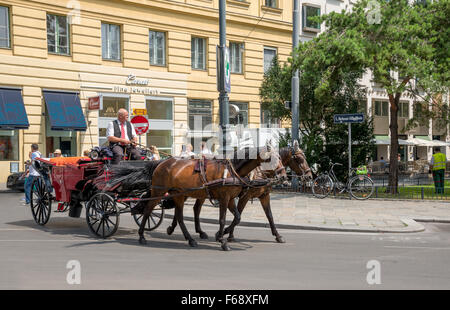 Vienne, AUTRICHE - Août 3 cheval de chariot : accompagner les touristes qui visitent la ville de Vienne le 3 août 2015 à Vienne Banque D'Images