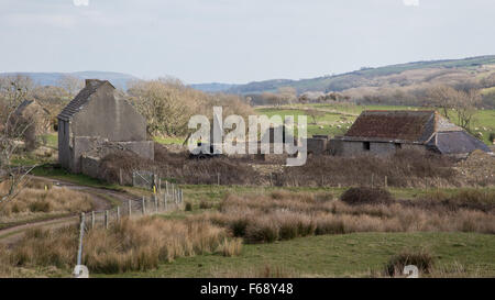 Dans les cottages abandonnés abandonnés et épaves village fantôme de Tyneham, sur la plages de Lulworth, Dorset, UK Banque D'Images