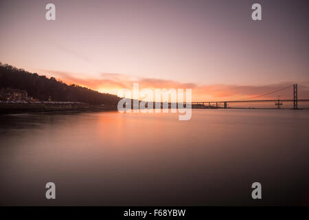 Fiery coucher de soleil sur le pont de Forth Road, Édimbourg, Écosse Banque D'Images