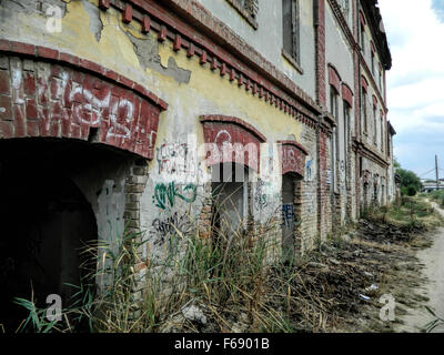 Ancienne usine démolie et se dresse comme un témoin de temps anciens. Banque D'Images