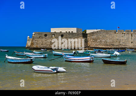 Le château de Santa Catalina, les bateaux, la plage de La Caleta, Cadix, Andalousie, Espagne Banque D'Images