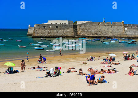 La plage de La Caleta, derrière le château de Santa Catalina, Cádiz, Andalousie, Espagne Banque D'Images