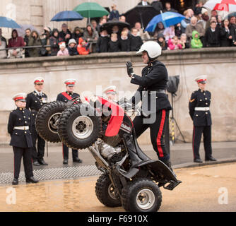 Londres, Royaume-Uni. 14 novembre, 2015. Moto Casques blancs de l'armée de l'équipe d'affichage dans le Seigneur Mayor's Show Crédit : Ian Davidson/Alamy Live News Banque D'Images