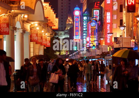 Nuit pluie de Shanghai. La Chine, Nanjing Road. La célèbre rue de Shanghai. 26 avril 2014 Banque D'Images