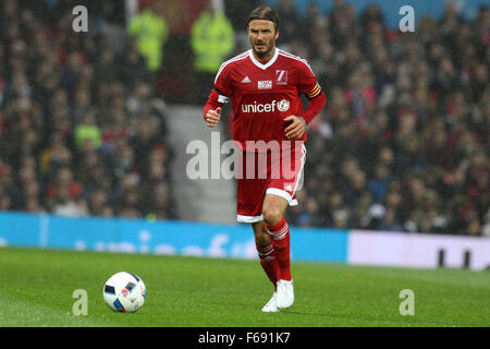 Old Trafford, Manchester, Royaume-Uni. 14Th Nov, 2015. Match de l'UNICEF pour les enfants. Go et NI XI versus le reste du monde XI. David Beckham de l'Angleterre, et le capitaine de GB&amp;JE L'équipe en action Credit : Action Plus Sport/Alamy Live News Banque D'Images