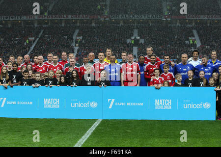 Old Trafford, Manchester, Royaume-Uni. 14Th Nov, 2015. Match de l'UNICEF pour les enfants. Go et NI XI versus le reste du monde XI. Les équipes sont présentées avant l'action de lancement : Crédit Plus Sport/Alamy Live News Banque D'Images