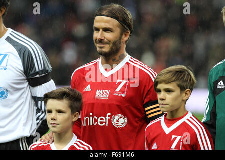 Old Trafford, Manchester, Royaume-Uni. 14Th Nov, 2015. Match de l'UNICEF pour les enfants. Go et NI XI versus le reste du monde XI. David Beckham de l'Angleterre, et le capitaine de GB&amp;JE L'équipe avec les mascottes de l'équipe de lancement avant d'Action : Crédit Plus Sport/Alamy Live News Banque D'Images