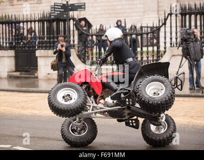 Londres, Royaume-Uni. 14 novembre, 2015. Moto Casques blancs de l'armée de l'équipe d'affichage dans le Seigneur Mayor's Show Crédit : Ian Davidson/Alamy Live News Banque D'Images