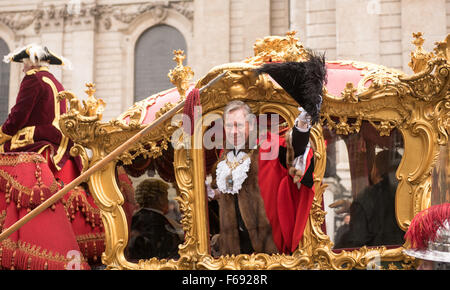 Londres, Royaume-Uni. 14 novembre, 2015. Seigneur Mountevans, le Lord Maire de Londres dans son état d'or Coach sur son chemin à la Cour royale de Justice de prendre son serment d'office Crédit : Ian Davidson/Alamy Live News Banque D'Images