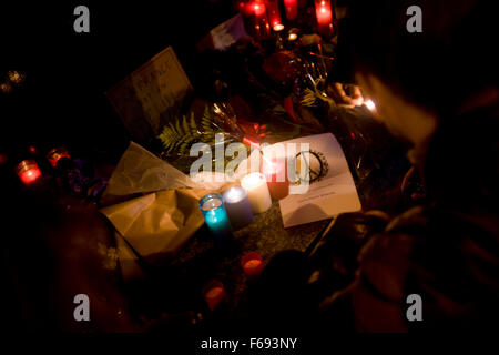 Des bougies et des fleurs placées à la mémoire des victimes des attentats à Paris Consulat Général de France à Barcelone, Espagne, le 14 novembre, 2015. Plus de 120 personnes ont été tuées dans une série d'attentats à Paris le 13 novembre, selon les responsables français. Banque D'Images