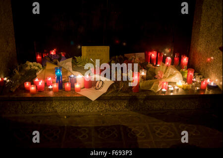 Des bougies et des fleurs placées à la mémoire des victimes des attentats à Paris Consulat Général de France à Barcelone, Espagne, le 14 novembre, 2015. Plus de 120 personnes ont été tuées dans une série d'attentats à Paris le 13 novembre, selon les responsables français. Banque D'Images