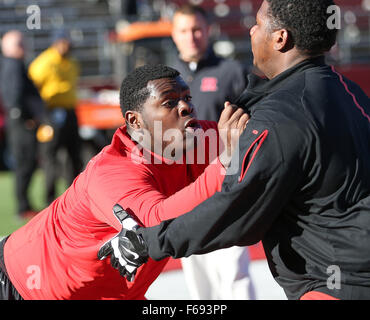 Piscataway, NJ, USA. 14Th Nov, 2015. Réchauffer les joueurs avant un match de football NCAA entre le Nebraska et le Cornhuskers à Rutgers Scarlet Knights High Point Solutions Stadium à Piscataway, New Jersey Mike Langish/Cal Sport Media. © csm/Alamy Live News Banque D'Images