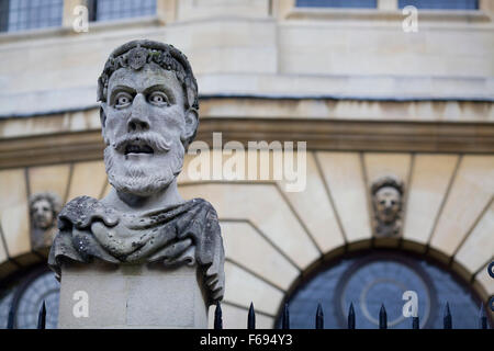 Bustes en pierre sculptée à l'extérieur sur des socles Sheldonian Theatre, Oxford, Angleterre Banque D'Images