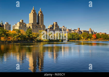 Central Park Jacqueline Kennedy Onassis Reservoir, feuillage d'automne et de l'Upper West Side dans la luminosité de l'après-midi. Manhattan, New York City Banque D'Images