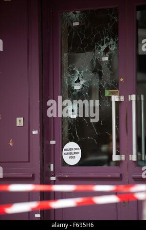 Les attaques terroristes, Paris 13 novembre 2015, Vendredi, réclamé par ISIS, 128 morts, 300 blessés. Sept attaques individuelles ont eu lieu, comprenant six coups de kalachnikov sur divers cafés et restaurants et trois explosions. Les lieux, le samedi matin, cinq personnes ont été tuées lors d'une explosion sur une rue appelée rue de la Fontaine au Roi et de la rue du Faubourg du Temple Banque D'Images