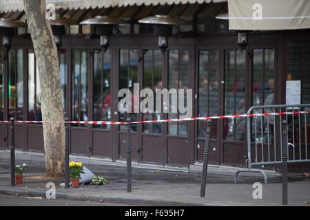 Les attaques terroristes, Paris 13 novembre 2015, Vendredi, réclamé par ISIS, 128 morts, 300 blessés. Sept attaques individuelles ont eu lieu, comprenant six coups de kalachnikov sur divers cafés et restaurants et trois explosions. Les lieux, le samedi matin. Les premières attaques ont eu lieu sur la rue Bichat et de la rue Alibert, près du Canal Saint-Martin dans le 10ème arrondissement. Les attaquants ont tiré sur les gens de l'extérieur Le Carillon, un café-bar, à environ 21:20. Ils ont ensuite traversé la rue Bichat et attaqué le Petit Cambodge (Cambodge), un petit restaurant, laissant entre quatre et onze morts.Acc Banque D'Images