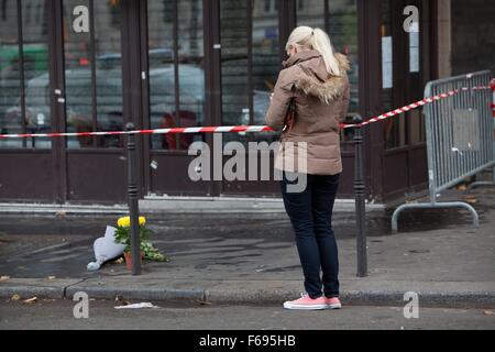 Les attaques terroristes, Paris 13 novembre 2015, Vendredi, réclamé par ISIS, 128 morts, 300 blessés. Sept attaques individuelles ont eu lieu, comprenant six coups de kalachnikov sur divers cafés et restaurants et trois explosions. Les lieux, le samedi matin. Les premières attaques ont eu lieu sur la rue Bichat et de la rue Alibert, près du Canal Saint-Martin dans le 10ème arrondissement. Les attaquants ont tiré sur les gens de l'extérieur Le Carillon, un café-bar, à environ 21:20. Ils ont ensuite traversé la rue Bichat et attaqué le Petit Cambodge (Cambodge), un petit restaurant, laissant entre quatre et onze morts.Acc Banque D'Images