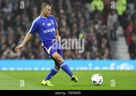 Old Trafford, Manchester, Royaume-Uni. 14Th Nov, 2015. Match de l'UNICEF pour les enfants. Go et NI XI versus le reste du monde XI. Cafu du Brésil passe le ballon © Plus Sport Action/Alamy Live News Banque D'Images